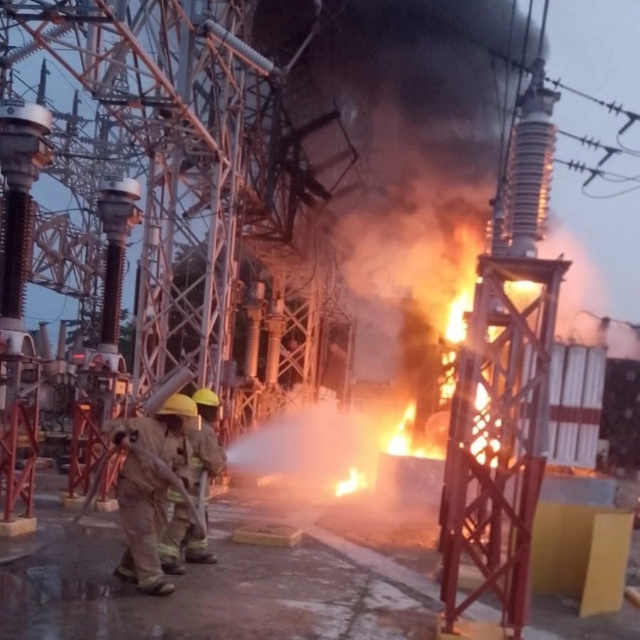 Personal de CFE combate el incendio en una subestación de Tabaco.