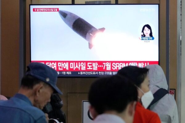 Una pantalla de televisión muestra una imagen de archivo del lanzamiento de un misil de Corea del Norte durante un programa de noticias en la estación de trenes de Seúl, en Seúl, Corea del Sur, el jueves 12 de septiembre de 2024. 