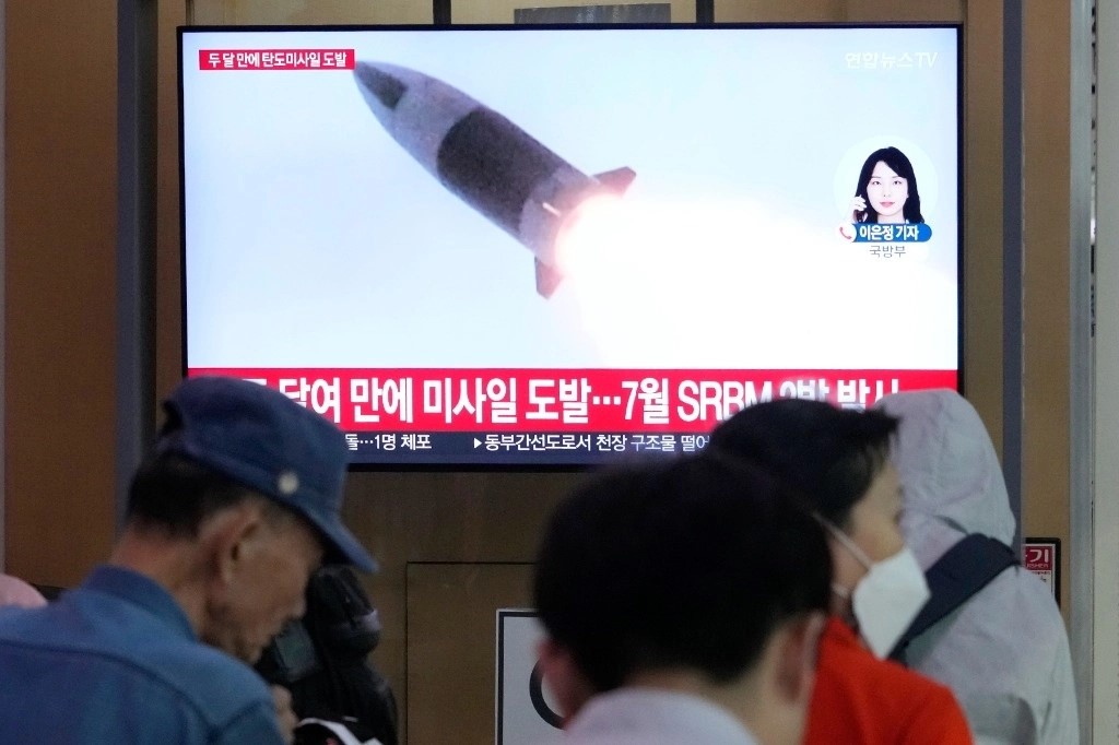 Una pantalla de televisión muestra una imagen de archivo del lanzamiento de un misil de Corea del Norte durante un programa de noticias en la estación de trenes de Seúl, en Seúl, Corea del Sur, el jueves 12 de septiembre de 2024. 