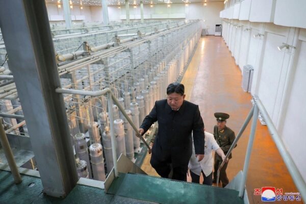 El líder norcoreano Kim Jong Un (al frente) inspeccionando el Instituto de Armas Nucleares y la base de producción de materiales nucleares aptos para armas, en un lugar no revelado en Corea del Norte. 