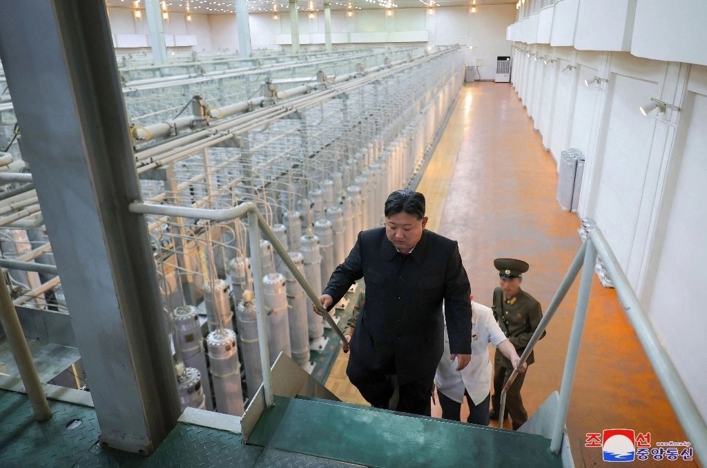 El líder norcoreano Kim Jong Un (al frente) inspeccionando el Instituto de Armas Nucleares y la base de producción de materiales nucleares aptos para armas, en un lugar no revelado en Corea del Norte. 