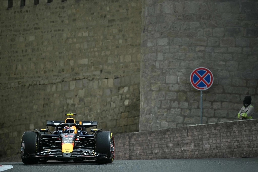 El mexicano ‘Checo’ Pérez, de la escudería Red Bull, tuvo una buena actuación en la primera jornada de los entrenamientos libres del GP de Azerbaiyán al culminar en el segundo puesto, sólo por detrás del monegasco Charles Leclerc, el 13 de septiembre de 2024.