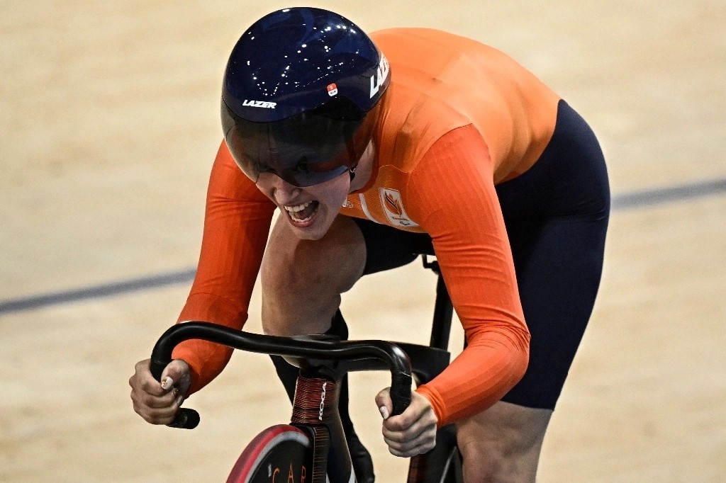 La medallista de oro holandesa Caroline Groot reacciona al final de la prueba de contrarreloj de ciclismo en pista femenina C4-5 500M durante los Juegos Paralímpicos de París 2024 en el Velódromo Nacional de Saint-Quentin-en-Yvelines en Montigny-le-Bretonneux, al suroeste de París el 29 de agosto de 2024.