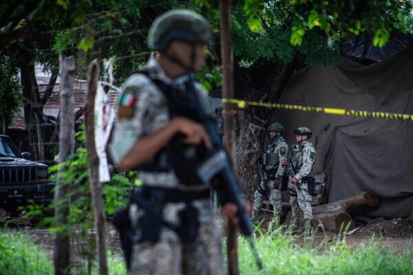 Los vehículos y el armamento fueron puestos a disposición del Ministerio Público, para continuar con las investigaciones. 