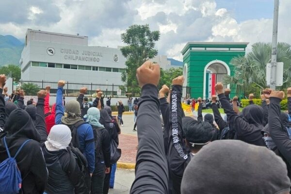 Integrantes de la Federación de Estudiantes Campesinos Socialistas de México exigieron la presentación de los 43 normalista de Ayotzinapa. 