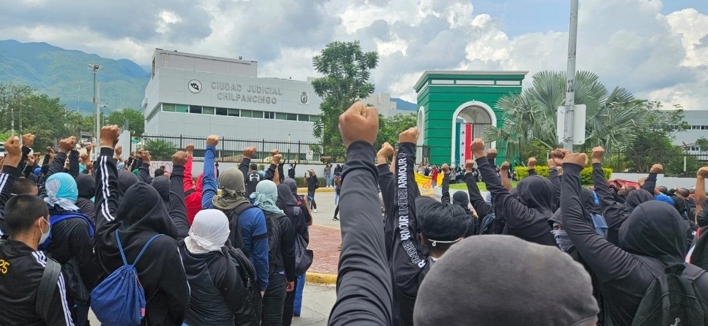 Integrantes de la Federación de Estudiantes Campesinos Socialistas de México exigieron la presentación de los 43 normalista de Ayotzinapa. 