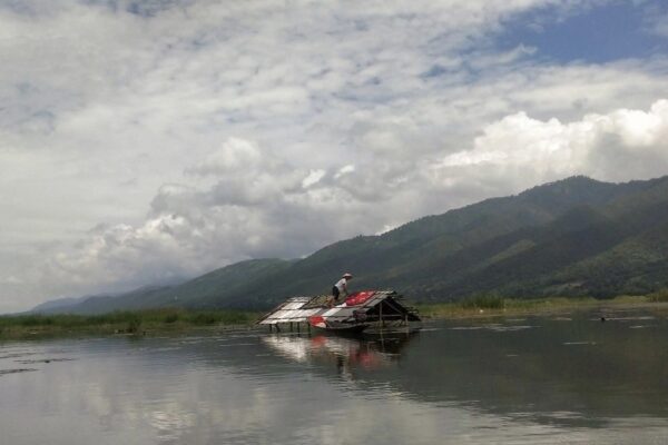 Hombre secando artículos en una zona inundada en el lago Inle, en el estado de Shan, en el sur de Myanmar. El tifón 'Yagi' provocó un colosal diluvio de lluvia que inundó una franja del norte de Vietnam, Laos, Tailandia y Myanmar, provocando deslizamientos de tierra mortales e inundaciones generalizadas de ríos. 