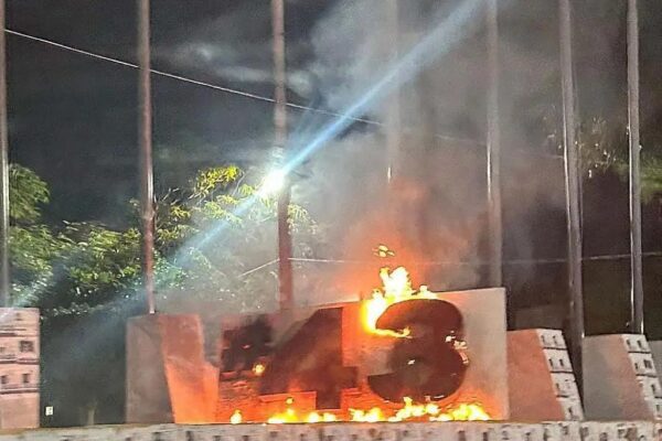 Testigos presenciales mencionaron que alrededor de las 20:30 horas se percataron que el antimonumento se estaba incendiando, sin dar más detalles. Foto tomada de X.