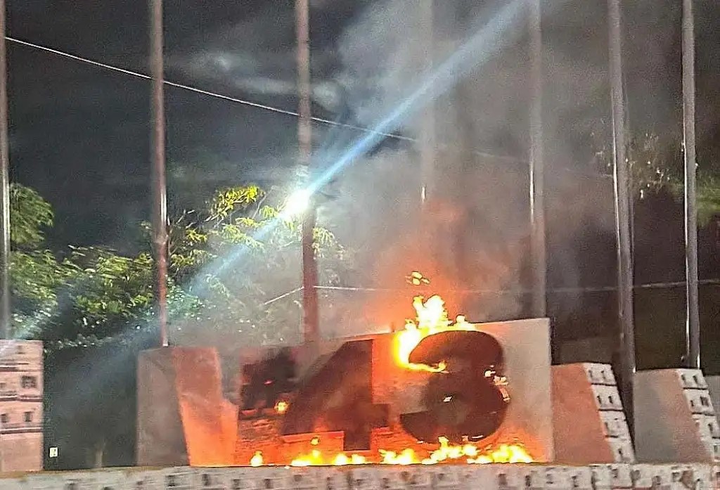 Testigos presenciales mencionaron que alrededor de las 20:30 horas se percataron que el antimonumento se estaba incendiando, sin dar más detalles. Foto tomada de X.