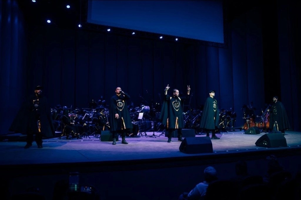 La legión de raperos conocidos como Caballeros del Plan G, publicaron recientemente su disco Rap Sinfónico Capítulo I, el cual incluye temas con la Orquesta Filarmónica DIME, en un concierto que ofrecieron en el Teatro Nazas de Torreón, Coahuila, en 2021. 