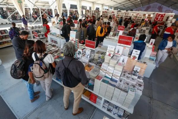 La Feria Internacional del Libro (FIL) Zócalo CDMX arrancó su edición 24 con un anuncio que promete llevar la lectura a cada rincón de la capital: 100 librerías del Fondo de Cultura Económica (FCE) se instalarán en las Utopías (Unidades de Transformación y Organización Para la Inclusión y la Armonía Social), que se construirán próximamente. 