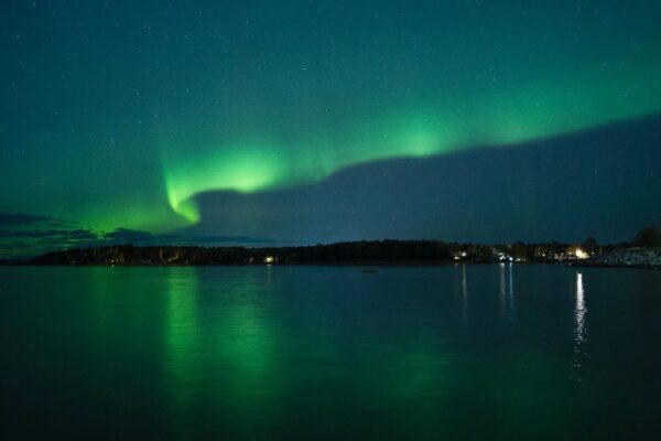 Esperen ver más auroras boreales en sitios donde es poco común observar el espectáculo, ya que continuarán las tormentas solares, dijeron meteorólogos espaciales. 