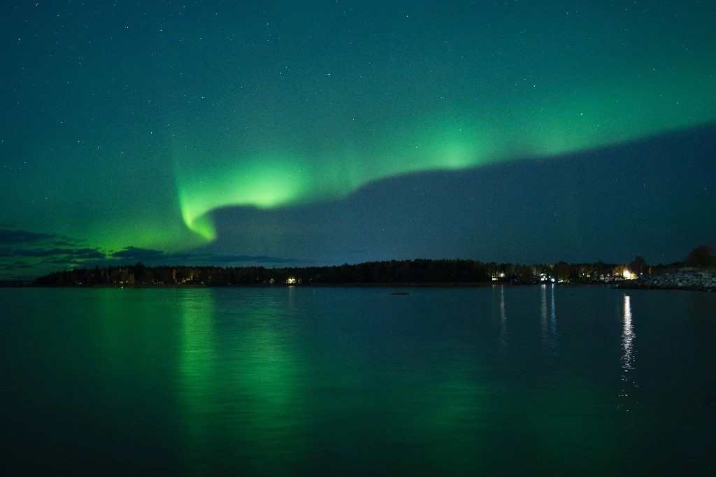 Esperen ver más auroras boreales en sitios donde es poco común observar el espectáculo, ya que continuarán las tormentas solares, dijeron meteorólogos espaciales. 