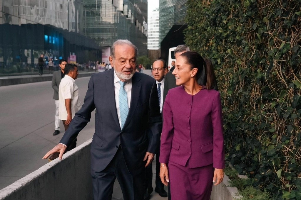 Al comentar sobre la reunión que sostuvo con el empresario Carlos Slim ayer martes, la presidenta Claudia Sheinbaum dijo que tuvieron una conversación sobre las inversiones privadas en México para el próximo año, “no hablamos en particular de sus empresas”. 