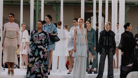 Chanel ha vuelto a cautivar a la industria de la moda con su desfile Primavera-Verano 2025, celebrado hoy en el corazón de París: la emblemática Nave del Grand Palais