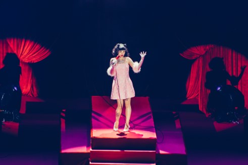 n espectáculo performático, donde el arte y la música se entrelazaron, con pasarela, bailarines e infinidad de videos, fue el que protagonizó Mon Laferte en el Auditorio Nacional