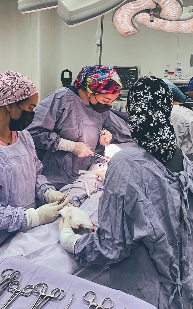 Equipo médico en un quirófano. 