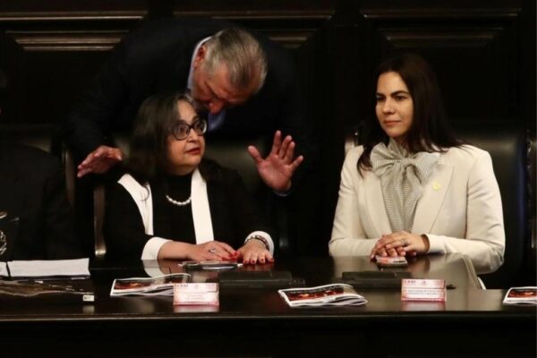 El legislador Adán Augusto López saluda a la ministra presidenta de la SCJN, Norma Piña, durante la sesión solemne en conmemoración del Bicentenario de la Instauración del Senado de la República, en el recinto de Xicoténcatl, en la Ciudad de México, el 8 de octubre de 2024.