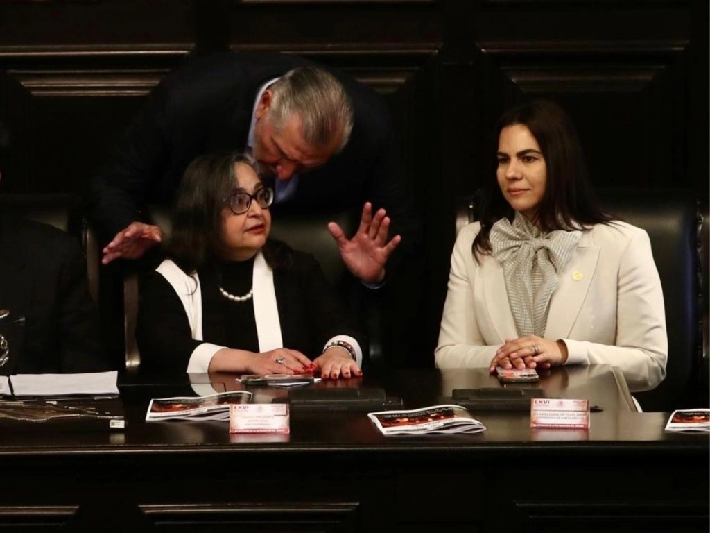 El legislador Adán Augusto López saluda a la ministra presidenta de la SCJN, Norma Piña, durante la sesión solemne en conmemoración del Bicentenario de la Instauración del Senado de la República, en el recinto de Xicoténcatl, en la Ciudad de México, el 8 de octubre de 2024.