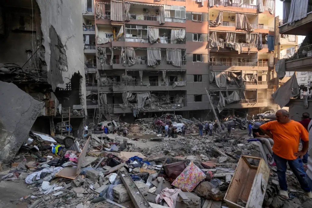 Trabajadores de rescate buscan víctimas en el lugar del ataque aéreo israelí en Beirut, Líbano