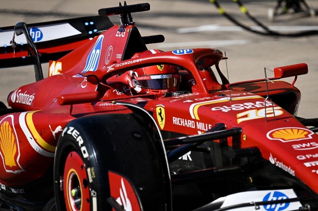 El piloto de Ferrari Charles Leclerc, de Mónaco, sale de boxes durante la carrera de autos del Gran Premio de Estados Unidos de Fórmula 1 en el Circuito de las Américas, el 20 de octubre de 2024, en Austin, Texas. 