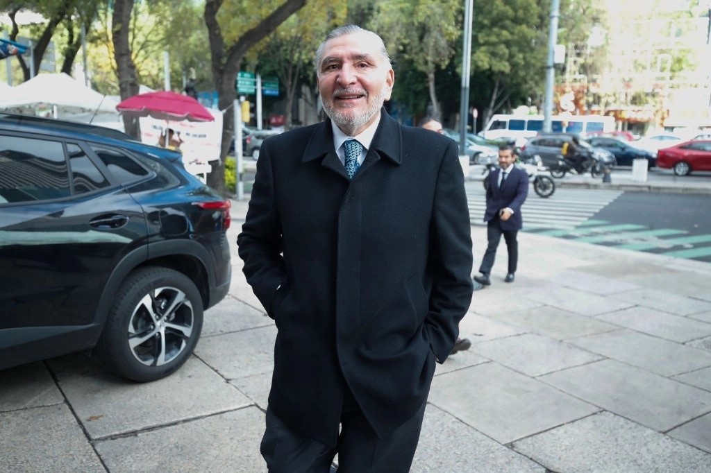 El coordinador de Morena en el Senado, Adán Augusto López, a su llegada a la reunión de trabajo con los grupos parlamentarios del Congreso, en un hotel de la Ciudad de México, el 22 de octubre de 2024. 