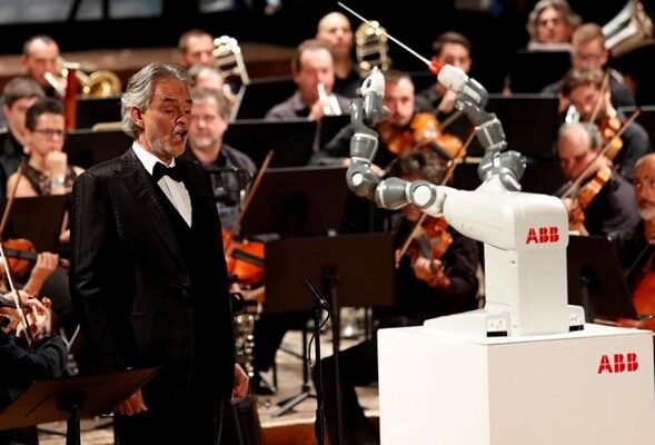 Un robot de tres brazos entrenado para imitar a un director de orquesta humano hizo su debut en la ciudad alemana de Dresde