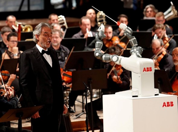 Un robot de tres brazos entrenado para imitar a un director de orquesta humano hizo su debut en la ciudad alemana de Dresde