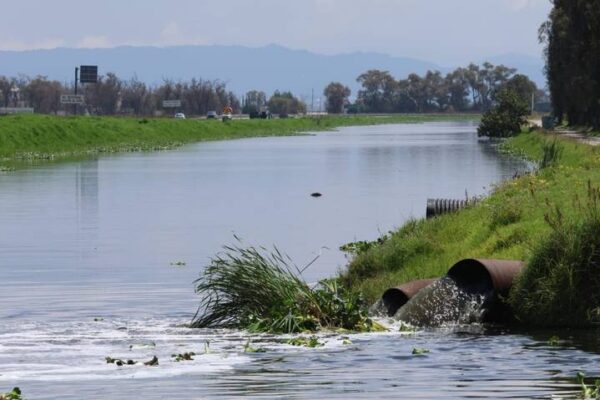 Autoridades mantienen monitoreos constantes y bombeos de agua para prevenir desbordamientos.