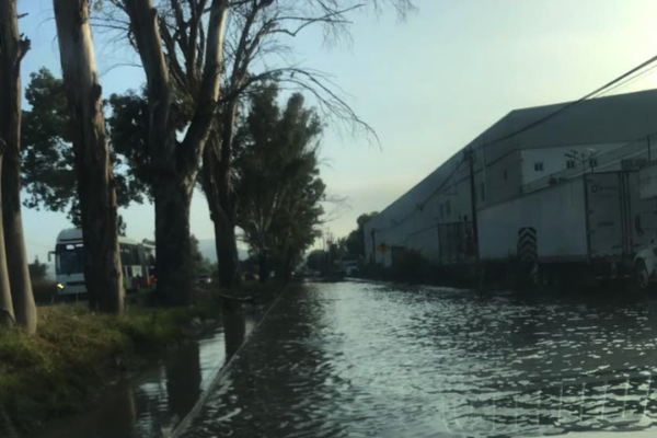 Acusan que la carretera se encuentra destrozada y bajo el agua, por lo que los vehículos se ven obligados a invadir el carril confinado de la Línea 1 del Mexibús.