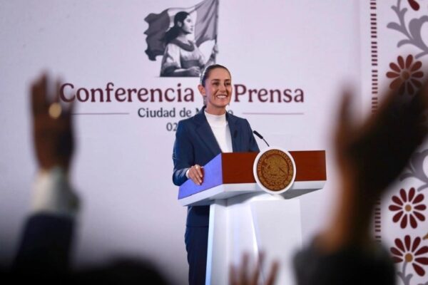 La presidenta Claudia Sheinbaum ofrece su primera conferencia matutina en Palacio Nacional, en la Ciudad de México, el 2 de octubre de 2024. 