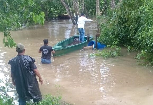 Ante el aumento en el caudal del rió Hondo, en la frontera entre Chetumal y Belice, habitantes de la comunidad de Ucum y La Unión empezaron a evacuar sus viviendas.