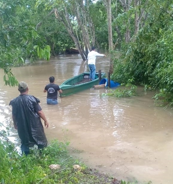 Ante el aumento en el caudal del rió Hondo, en la frontera entre Chetumal y Belice, habitantes de la comunidad de Ucum y La Unión empezaron a evacuar sus viviendas.