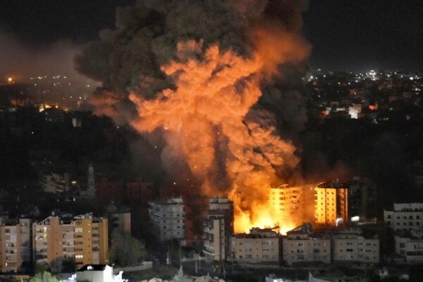 Columnas de humo en los suburbios de Beirut por los bombardeos israelíes.