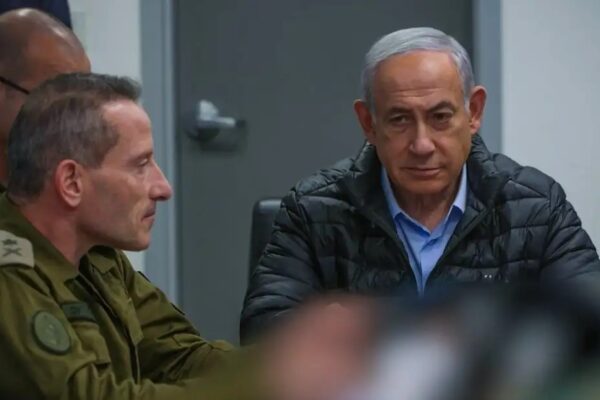 El primer ministro Benjamin Netanyahu (derecha) en el centro de mando del ministerio de Defensa en Tel Aviv ayer, antes de la operación Días de Arrepentimiento contra Irán.