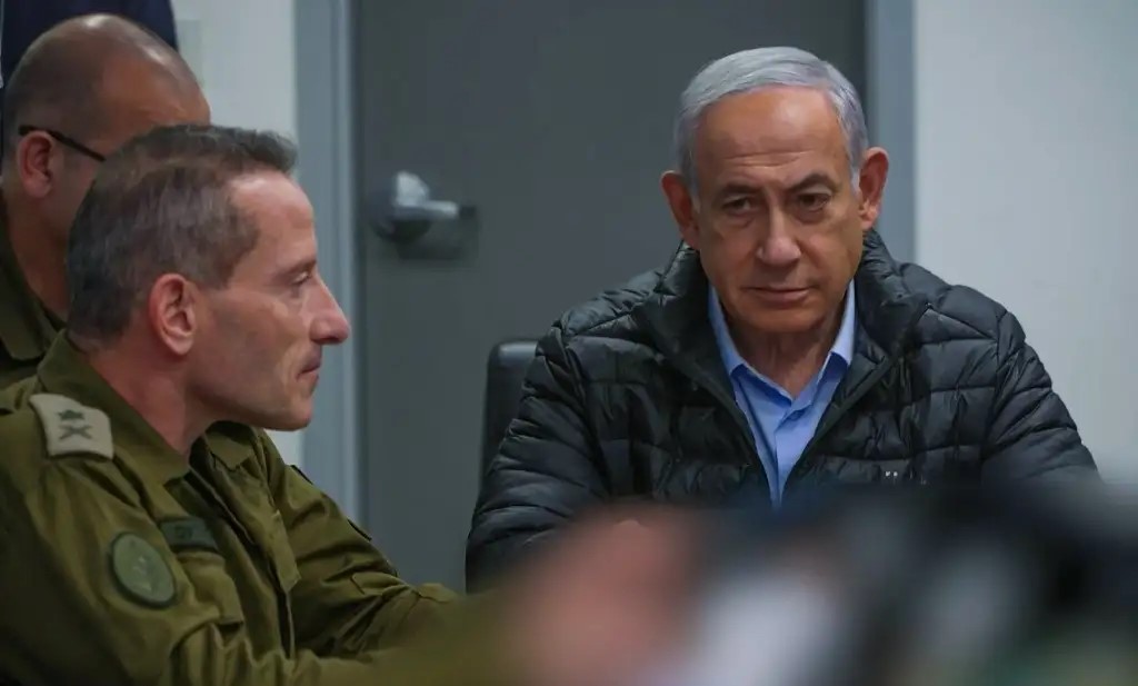 El primer ministro Benjamin Netanyahu (derecha) en el centro de mando del ministerio de Defensa en Tel Aviv ayer, antes de la operación Días de Arrepentimiento contra Irán.