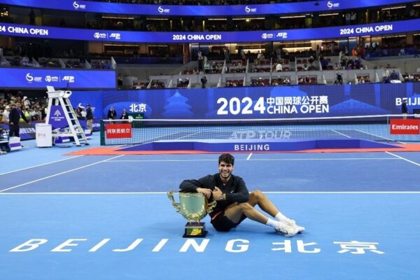 Carlos Alcaraz derrotó al italiano Jannik Sinner para conquistar el ATP 500 de Pekín, el 16º torneo de la carrera del español, el 2 de octubre de 2024.