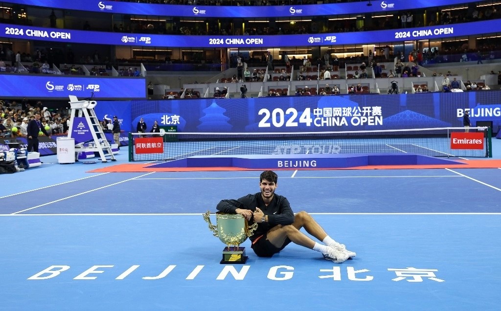 Carlos Alcaraz derrotó al italiano Jannik Sinner para conquistar el ATP 500 de Pekín, el 16º torneo de la carrera del español, el 2 de octubre de 2024.