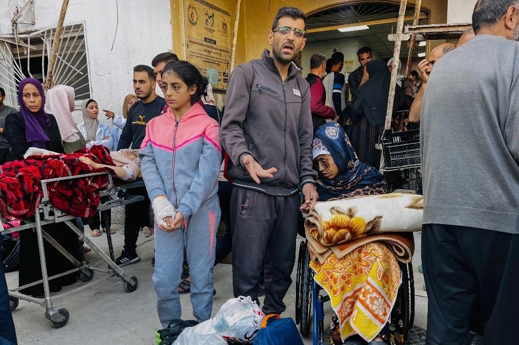 Médicos evacuan a heridos y enfermos de cáncer del Hospital Kamal Adwan en Beit Lahia, en el norte de la franja de Gaza, al hospital Al-Shifa, en la ciudad de Gaza, ayer.