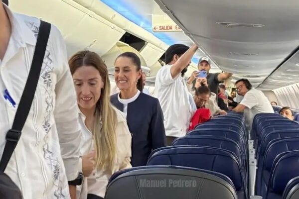 En su primera gira pública, la presidenta Claudia Sheinbaum abordó un vuelo comercial de la Ciudad de México al puerto de Veracruz, donde encabezó la ceremonia del 200 aniversario de la promulgación de la Constitución de 1824 y los 203 años de la armada. 