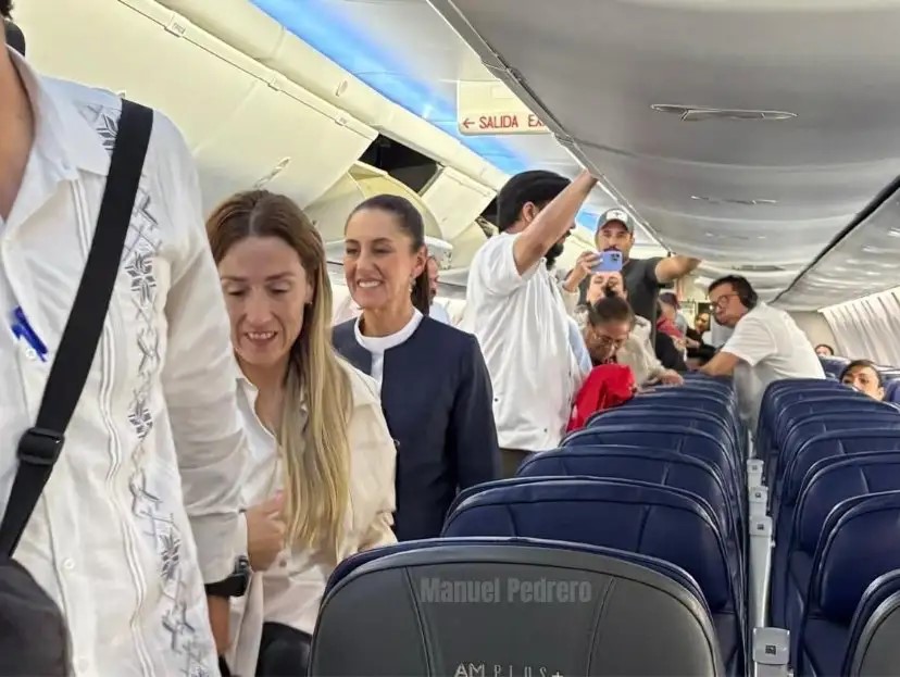 En su primera gira pública, la presidenta Claudia Sheinbaum abordó un vuelo comercial de la Ciudad de México al puerto de Veracruz, donde encabezó la ceremonia del 200 aniversario de la promulgación de la Constitución de 1824 y los 203 años de la armada. 