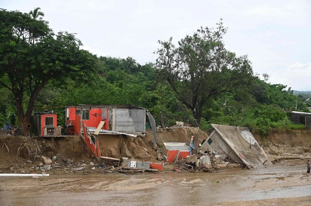 Casas que se derrumbaron debido a la corriente del arroyo que se elevó con las fuertes lluvias tras el paso del huracán John en Acapulco, Guerrero.