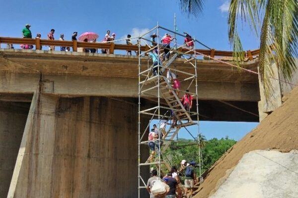 A unos metros del corte carretero, hacen sitio taxis colectivos para trasladar a usuarios, ya sea a Acapulco, o al Treinta y Xaltianguis.