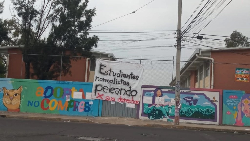 Estudiantes de la Escuela Normal 4 desde hace cinco días se mantienen en paro y aseguran que no han sido escuchados por las autoridades.