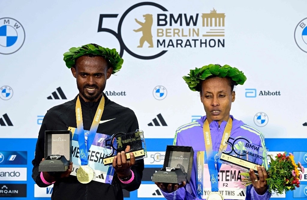 Los ganadores Milkesa Mengesha (izq.) de Etiopía y Tigist Ketema de Etiopía celebran en el podio después de la 50.a edición del Maratón de Berlín en Berlín, Alemania, el 29 de septiembre de 2024.