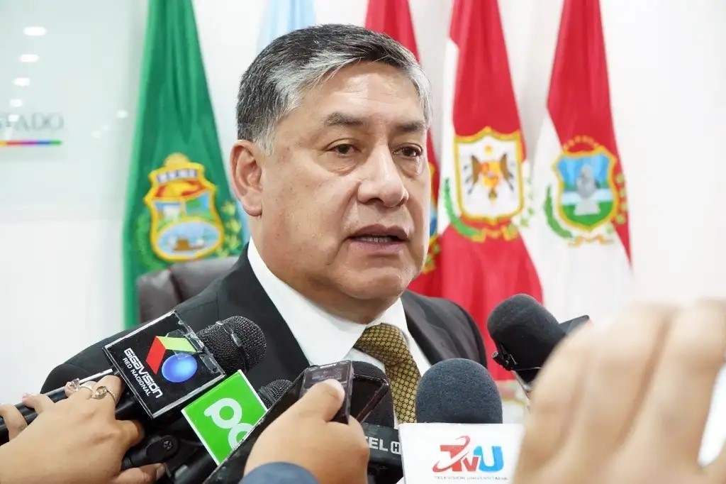 El fiscal general de Bolivia, Juan Lanchipa, hablando con periodistas en Sucre, Bolivia.