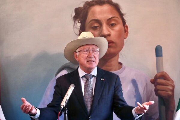 Ken Salazar, embajador de EU en México, durante una conferencia de prensa.