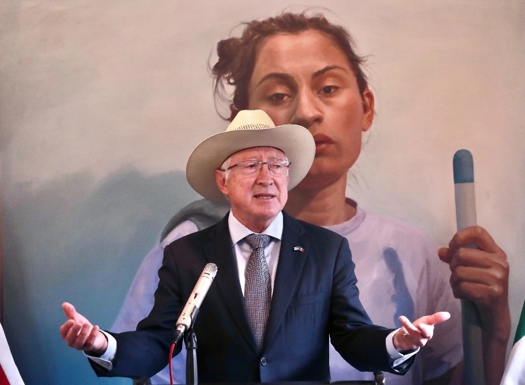 Ken Salazar, embajador de EU en México, durante una conferencia de prensa.