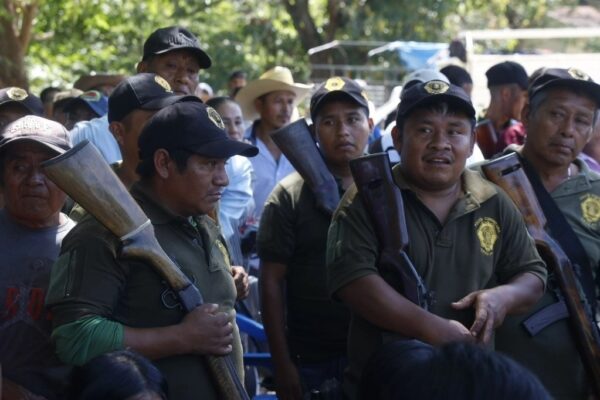 Policías comunitarios durante el festejo.