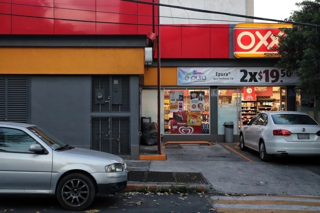 Fachada de una tienda Oxxo.